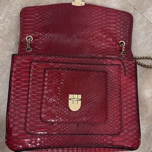 Elegant Red Snake-Embossed Shoulder Bag
